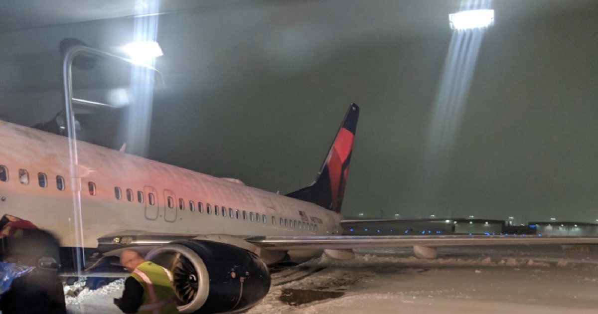 Aircraft Carrying Over 120 Passengers Slides Off Pavement at Cincinnati Airport